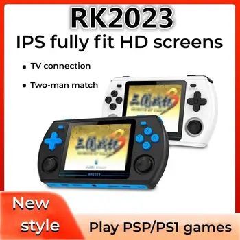 Konzola RK2023 s 3,5-inčnim IPS-joystickom visoke definicije koji Podržava spajanje na tv-u, i dva utora za memorijsku karticu U stilu retro Arkada Slika