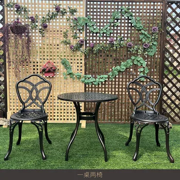 Vanjski namještaj, stolovi i stolice od aluminija, balkon, vrt u dvorištu, kombinacija krema za sunčanje i vodootporan kava stol Slika